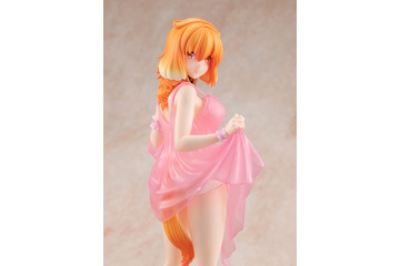 薄紅色のキャミソールドレス姿にドキ…！「異世界迷宮でハーレムを」ロクサーヌがフィギュア化♪ 画像
