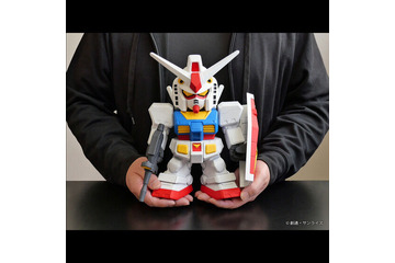 「ガンダム」全高約23cmの圧倒的存在感！ 触って遊べるSDタイプのRX-78-2ソフビフィギュア登場 画像