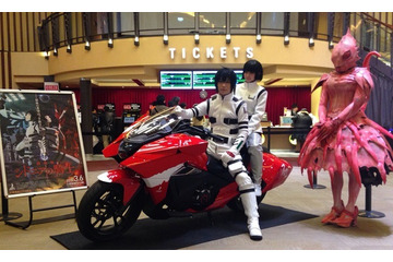 「HONDA NM4-02 紅天蛾version」新宿バルト9に登場　「劇場版 シドニアの騎士」より 画像