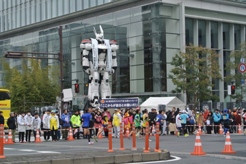実物大イングラムが東京マラソンを警備　話題の映画から応援出動 画像