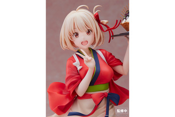 「リコリス・リコイル」錦木千束が喫茶リコリコの制服姿で立体化！ 元気いっぱいにパフェをお届け♪ 画像