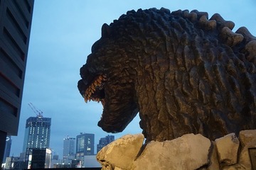 新宿・歌舞伎町、ゴジラヘッドが輝いた　こんどは街の破壊でなく、発展に協力 画像