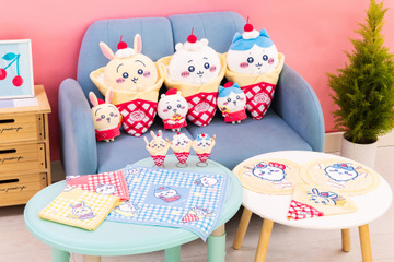 「ちいかわ」ワッ！ “クレープ”になっちゃった！ 抱っこぬいぐるみ、マスコットなどが可愛いオンラインくじ登場 画像