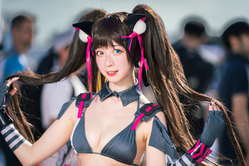 【コミケ102】『NIKKE』リアル10連ガチャにXフォロワー約159万の美女コスプレイヤーが実装！猫耳水着姿のネロを当てろ【写真7枚】 画像