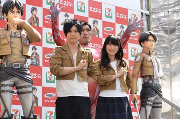 梶裕貴、篠原信一の巨人姿に“とてもウナジを狙えません” 「進撃の巨人」等身大フィギュアお披露目 画像