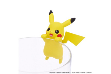 “ピカチュウ”がコップのフチにぶら下がる 可愛いフィギュアがガチャガチャに 画像