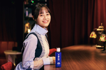 株式会社コーセー「薬用 雪肌精」プロモーション動画「スナック透明館」に伊藤美来が出演！最近の悩みは○○中毒？【インタビュー】 画像