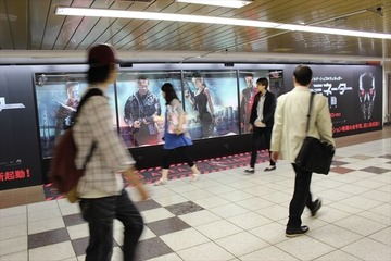 新宿に新旧ターミネーターが並ぶ新名所誕生！通り過ぎるとセンサーが感知して… 画像