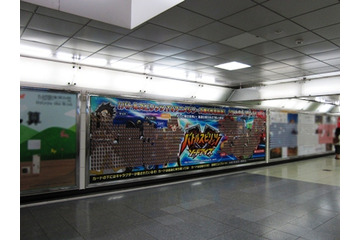 ポスターからカードを持っていける 「バトスピ　ソードアイズ」、新宿駅で大型ポスター 画像