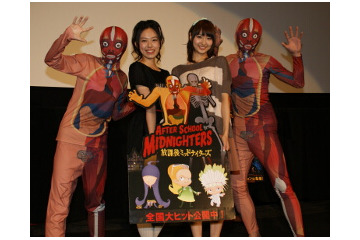 戸松遥、寿美菜子が人体模型にびっくり！　「放課後ミッドナイターズ」大ヒット御礼 画像