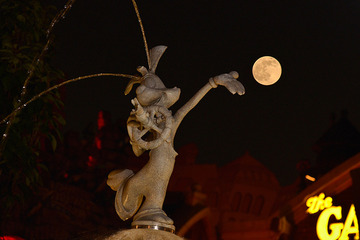 東京ディズニーリゾートにブルームーン！　パークに輝く！ 幻想的な写真を公開 画像