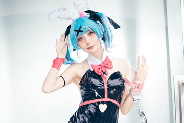 【コスプレ】初音ミクのバニーガールがスタイル良すぎないか!? レオタードに手錠姿が闇っぽさある美女レイヤー【写真7枚】 画像