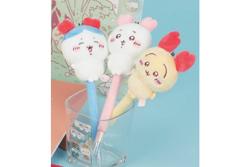 「ちいかわ」激カワな“カニ耳ぬいぐるみ”付きボールペンも！お腹にメモを書けるシールなどが発売 画像