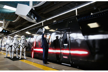 「スター・ウォーズ／フォースの覚醒」号、ストームトルーパーに見守られて発進 画像