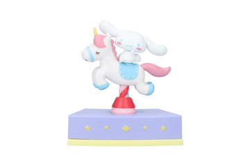 「サンリオ」シナモン、クロミたちが木馬でユラユラ♪ 集めると“メリーゴーランド”に！ カプセルトイ登場 画像