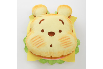 「ディズニー」プーさんが特大サンドウィッチ型クッションに♪ 圧倒的な存在感とかわいらしさ 画像