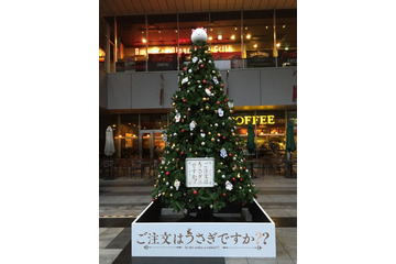 「ご注文はうさぎですか？？」が秋葉原ジャック 　4Mのクリスマスツリーも登場 画像