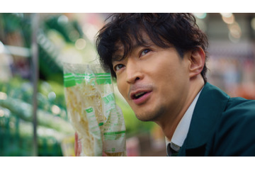 津田健次郎、スーパー店員役を熱演！ イケオジ風、関西弁…どのツダケンが好み？ 明治十勝ヨーグルトWEB CMに登場 画像