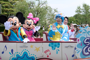 ミッキー＆ミニーとMrs. GREEN APPLEがパレード！東京ディズニーランドにサプライズで登場 画像