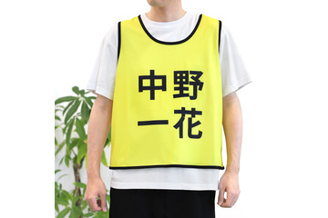 「五等分の花嫁」ビブス姿の三玖、四葉と一緒にスポーツ♪ 実際に着用できるおそろいビブスも発売 画像