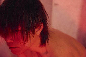 声優・谷山紀章、脱衣！魅惑のセクシーショットをちら見せ…ウサギの着ぐるみ姿も♪写真集「KRONICLE」新着カット 画像