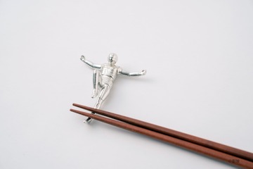 「宇宙刑事ギャバン」ジャンプポーズを忠実再現！“着膳せよ！銀の魂を継ぐ者よ―” フィギュアとしても楽しめる純錫鋳物の箸置きが登場 画像