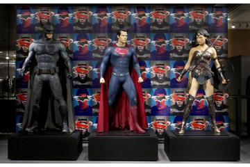 「バットマン vs スーパーマン」撮影使用コスチュームが日本初上陸 六本木で展示中 画像