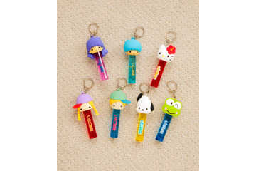 サンリオ「月刊いちご新聞」デザインのキーホルダー、親子コーデが楽しめるニットなど♪ LOWRYS FARMコラボアイテム 画像