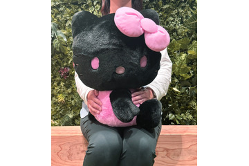 「サンリオ」ハローキティがピンク×ブラックのツートンカラーに！ 約42cmのビッグサイズぬいぐるみ登場♪ 画像