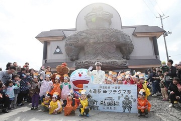 ドラえもんが青森・木造駅の一日駅長就任　土偶のかたちの駅にびっくり 画像