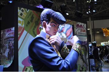 東方仗助と火星Gの立像がAnimeJapan2016に降臨　大インパクトなワーナーブース 画像