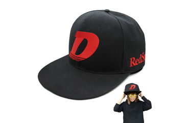 大きすぎる…!?「頭文字D」頭周り90センチの“ビッグキャップ”登場 「東京オートサロン2026」で先行販売 画像