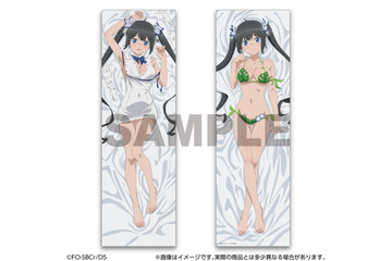 大胆な葉っぱビキニ姿で添い寝!? 「ダンまち」ヘスティア、アイズたちが抱き枕カバーに！ ほぼ等身大で再現 画像