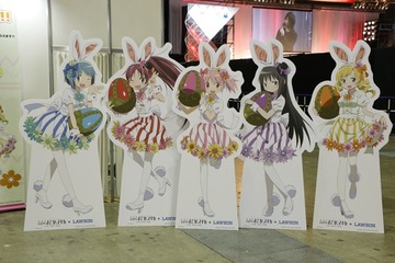 劇場版「魔法少女まどか☆マギカ」のグッズを多数販売　AJ2016 ローソンブース 画像