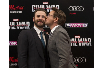 アイアンマンとキャップテン・アメリカがまさかのキス?!　「シビル・ウォー」UKプレミアでサプライズ 画像