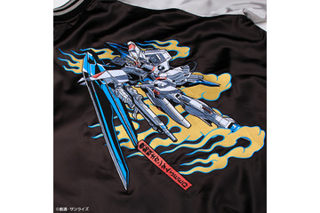 フリーダム＆ジャスティスをドーン！ 「ガンダムSEED」ガンダムが描かれたスカジャン登場！ リバーシブル仕様で2デザイン楽しめる 画像