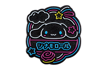 「サンリオ」シナモロール、ポムポムプリンらが“ネオン看板風”ピンバッジに☆ 重厚感×ポップデザインの全8種がガチャに登場 画像