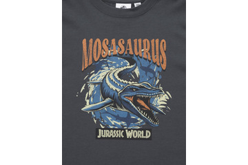 「ジュラシック・ワールド」×GUコラボ！ 世界観をヴィンテージ風グラフィックでTシャツに！ 人気のモササウルスも登場 画像
