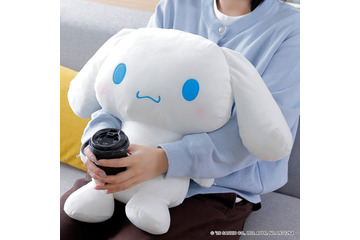 おっきなシナモンを抱っこ♪ 「シナモロール」のふわふわなPCクッションがプレバンで再販！ 後ろ姿もキュートな思わず抱っこしたくなる仕上がり♪ 画像
