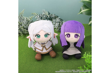 「葬送のフリーレン」フリーレン＆フェルンが貴方を見上げる…♪ 首が“くいっ”と曲がるお座りぬいぐるみ「くいくい」に登場 画像