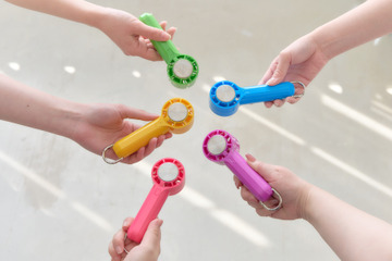 暑い現場のお供に！ 推しカラーで選べる冷却プレート付きハンディファンとマルチクリップが登場！ あなたの推しは何色？ 画像