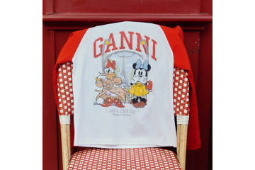 「ディズニー」×GANNIコラボ第3弾！ デイジーとミニーの大冒険を大胆にプリント♪ Tシャツやスウェット、アクセサリーがラインナップ 画像