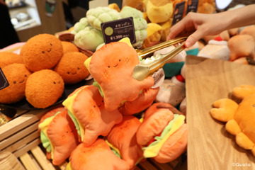 まるで本物のパン屋!? 「にっこりーノ」POPUP SHOP「にっこりーノベーカリー」が初開催！ トレーに乗せて買い物を楽しめる 画像