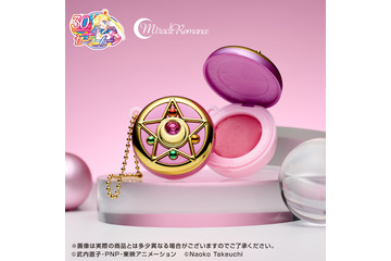 “ムーンクリスタルパワーメイクアップ！”「セーラームーン」変身ブローチがリップ＆チークに☆ 画像