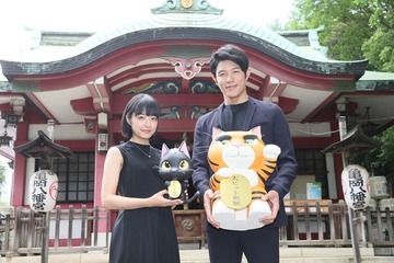 「ルドルフとイッパイアッテナ」井上真央と鈴木亮平が特製招き猫を奉納 画像