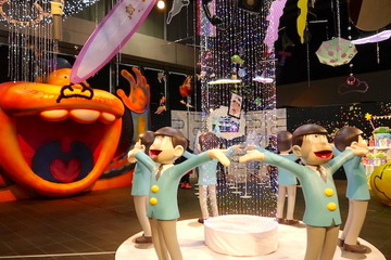 「おそ松EXPO」が秋葉原で開催 限定公開映像や生原画、実物大6つ子の立像などが所狭し！ 画像