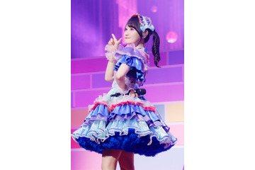 小倉唯、初のFCツアーを完走☆ 瞳にうっすらと涙も… カラフルドレスやミニスカートを披露！ファイナル公演のレポート到着 画像