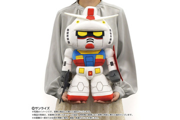 ガンダム、シャア、アムロのキュートな“でかぬい”が登場♪　抱きしめるのにぴったりなサイズ感を確かめよう！ 画像