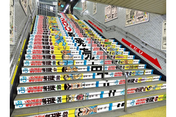「こち亀」が亀有駅を全面ジャック 歴代コミックス全200巻の表紙と背表紙が集結 画像