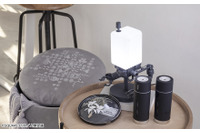 「NieR:Automata」ポッド型テーブルランプから、“月の涙”のフラワーフレームまで！ こだわりのインテリア登場 画像